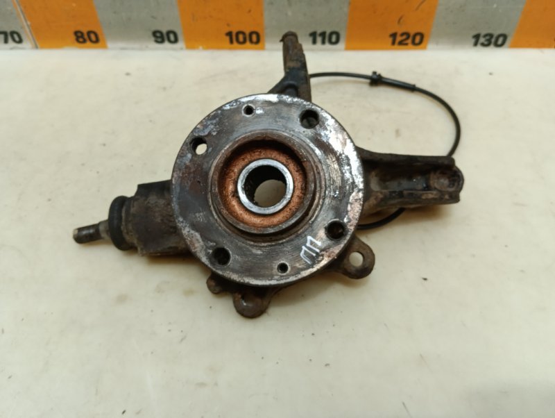 Кулак поворотный передний правый