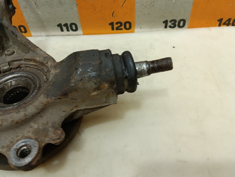 Кулак поворотный передний правый