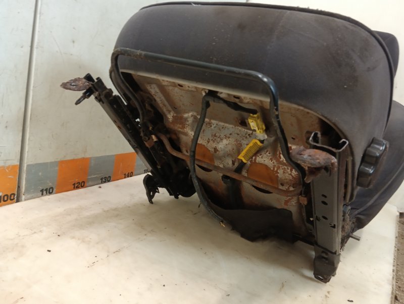 Сиденье переднее левое