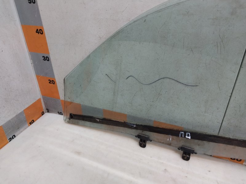 Стекло двери передней правой