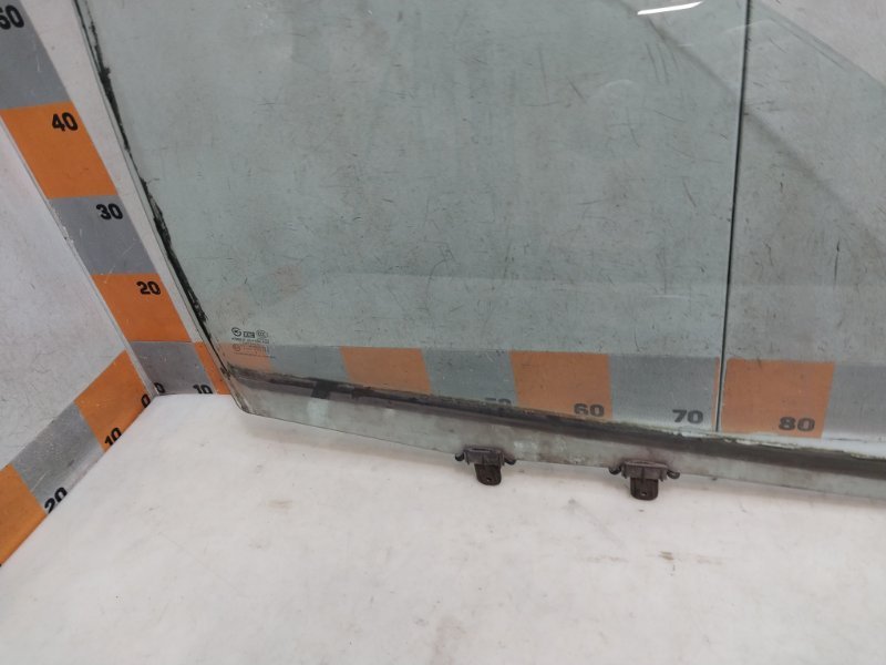 Стекло двери передней правой