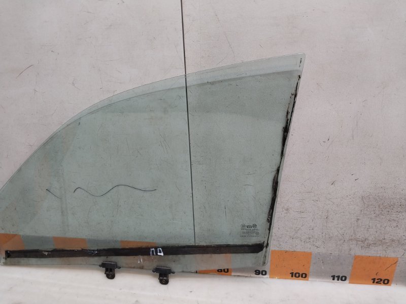 Стекло двери передней правой