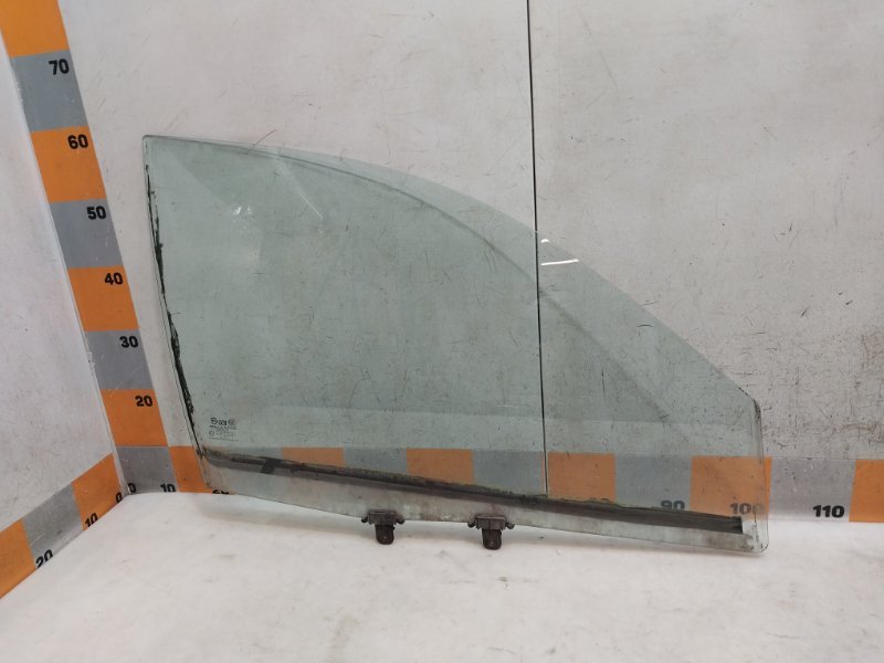 Стекло двери передней правой