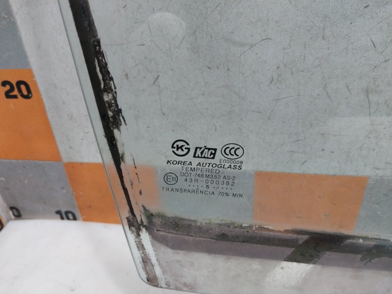 Стекло двери передней правой