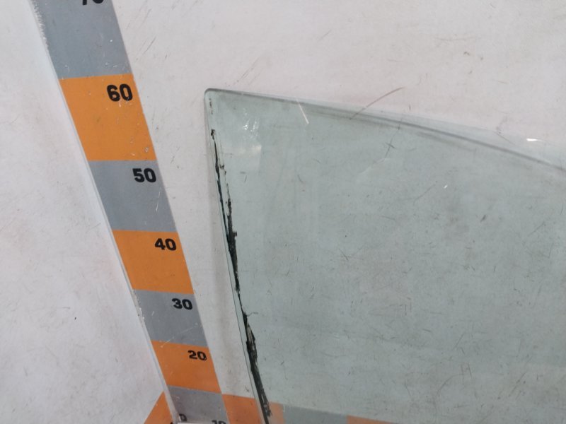 Стекло двери передней правой