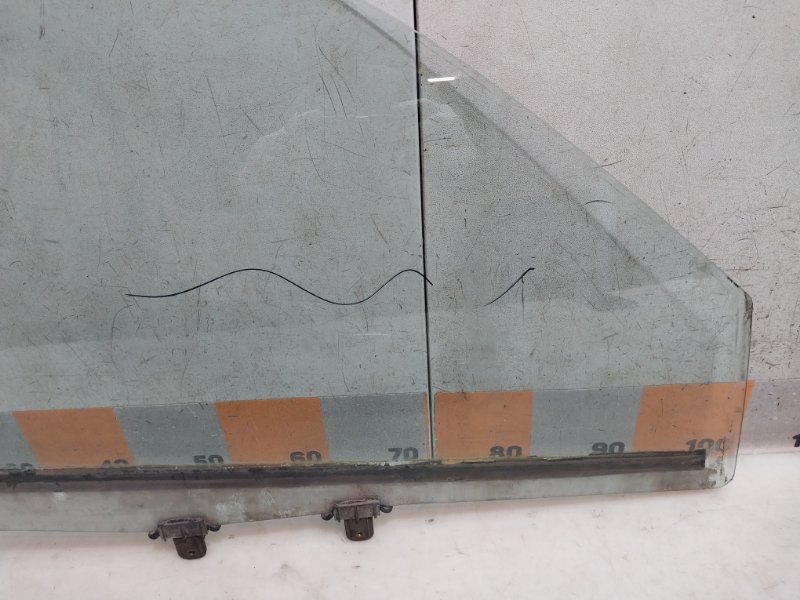 Стекло двери передней правой