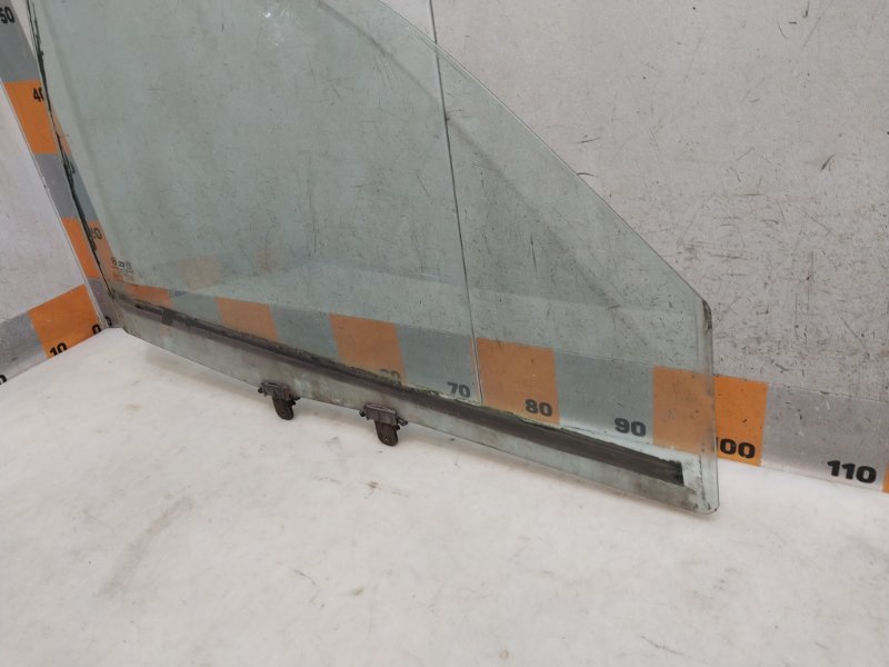 Стекло двери передней правой