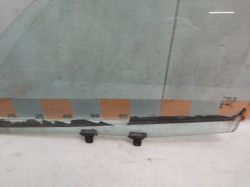 Стекло двери передней левой