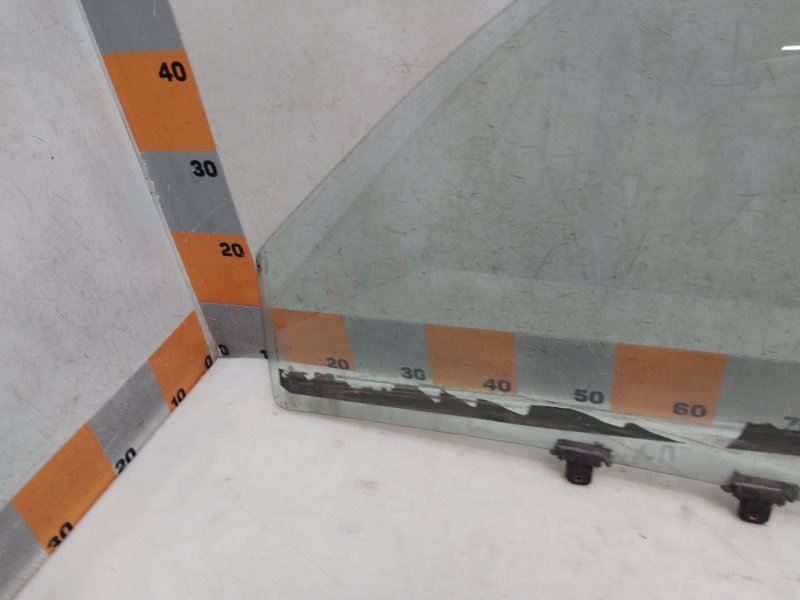 Стекло двери передней левой