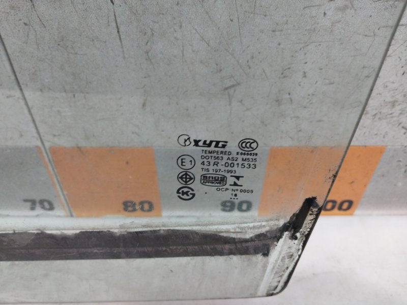 Стекло двери передней левой