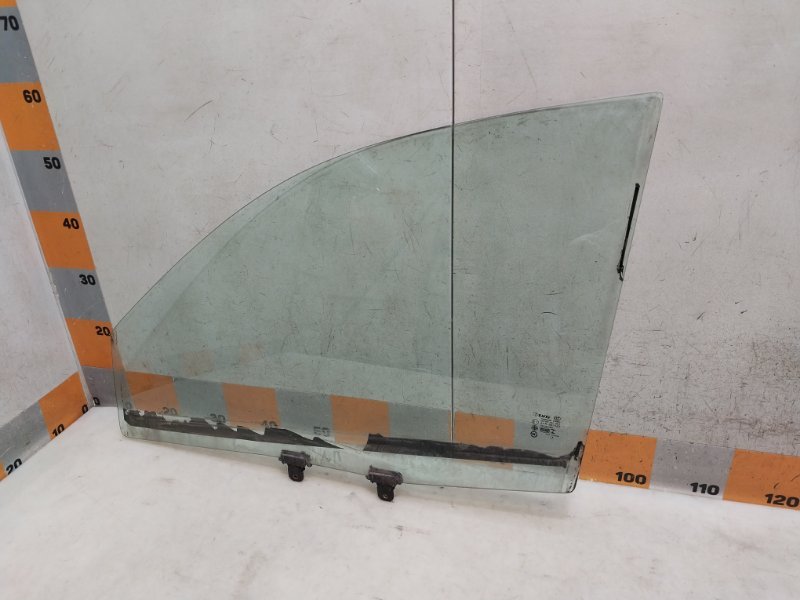 Стекло двери передней левой