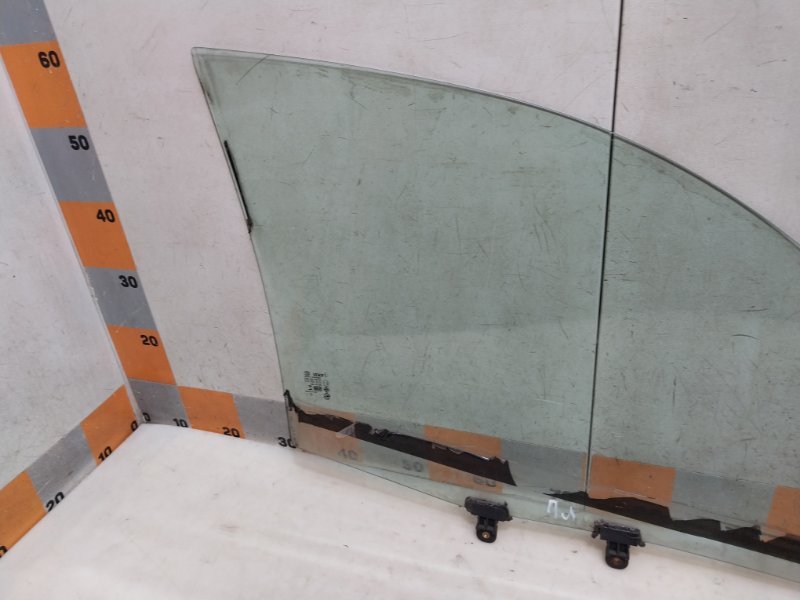 Стекло двери передней левой