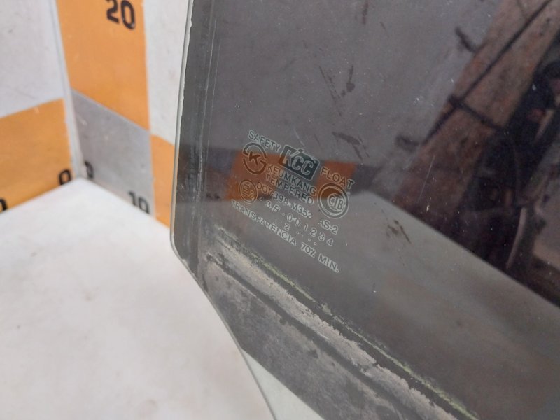 Стекло двери задней правой