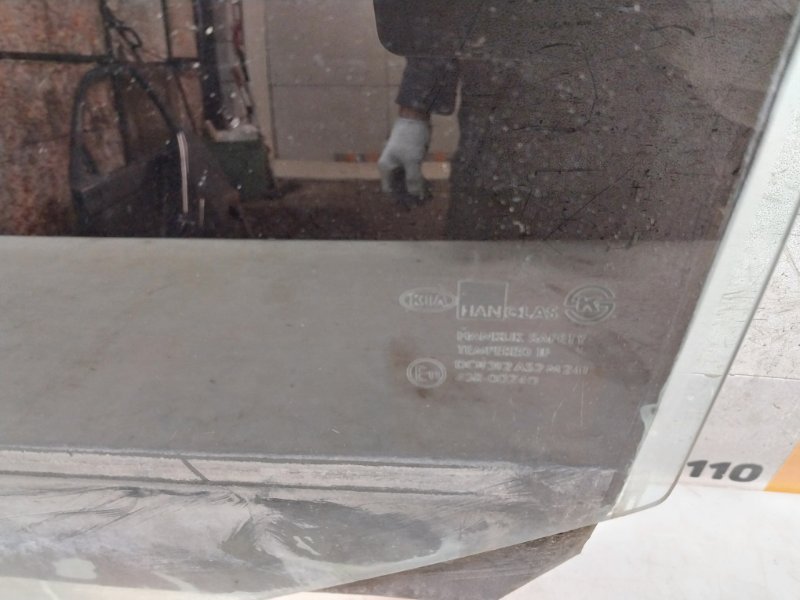 Стекло двери задней левой