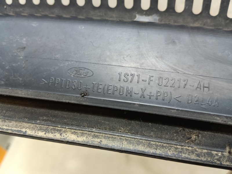 Планка под лобовое стекло