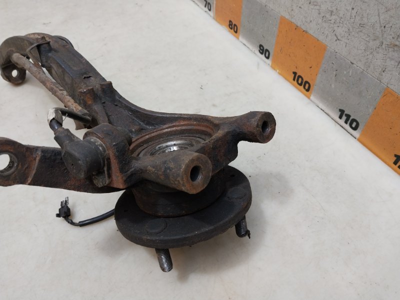 Кулак поворотный передний левый