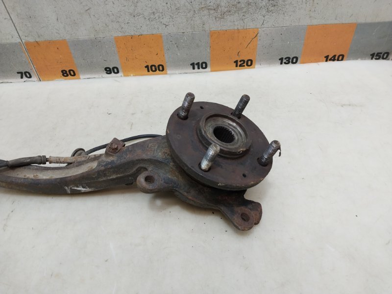 Кулак поворотный передний левый