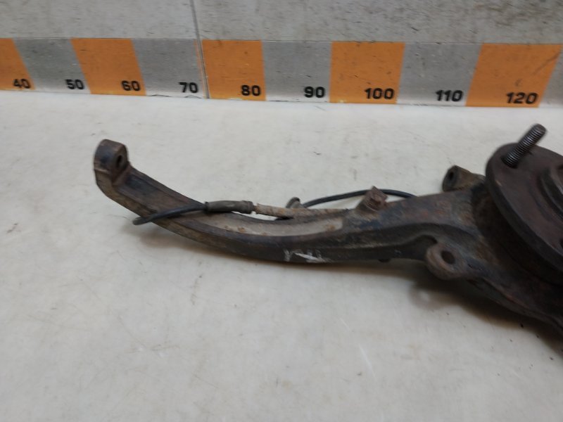 Кулак поворотный передний левый