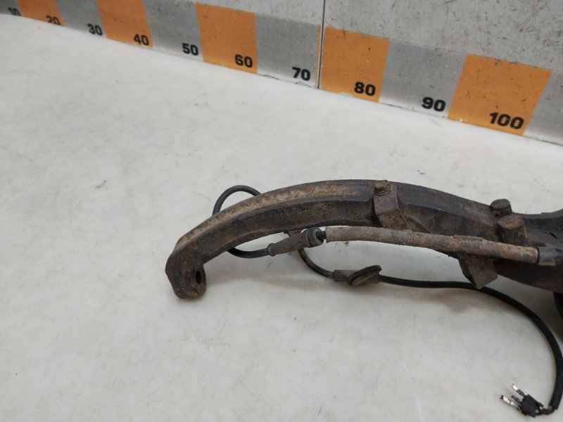 Кулак поворотный передний левый