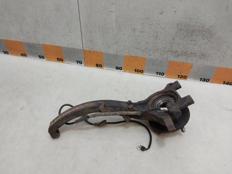 Кулак поворотный передний левый