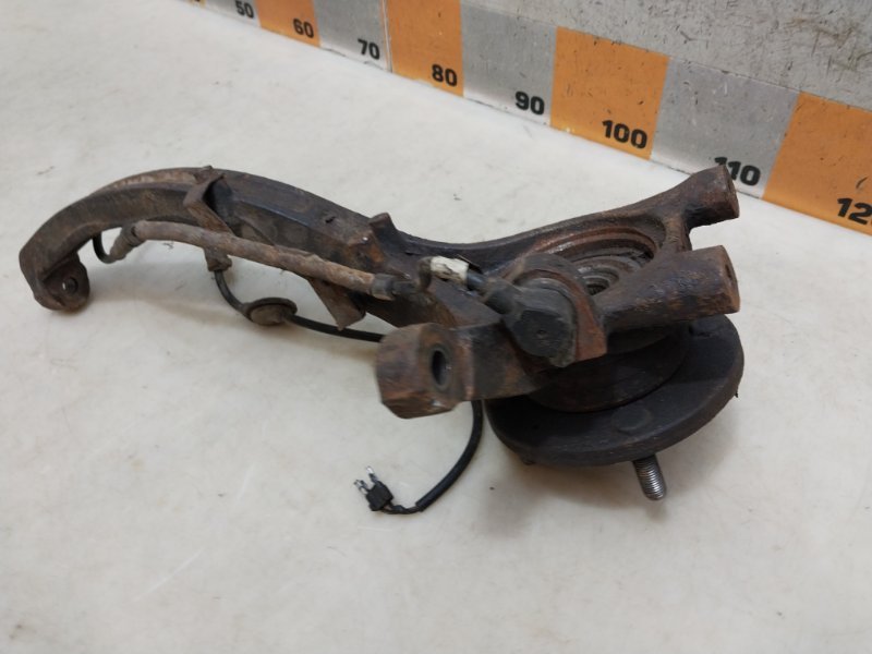 Кулак поворотный передний левый