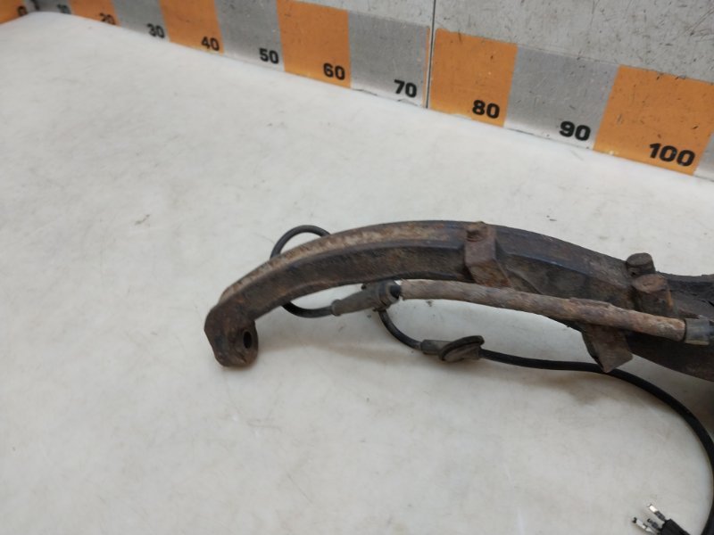 Кулак поворотный передний левый