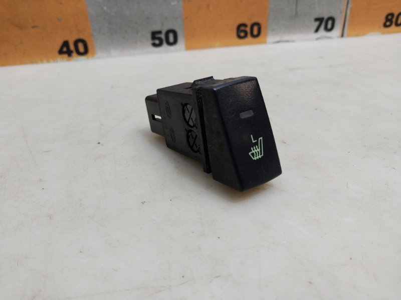 Кнопка обогрева сидений