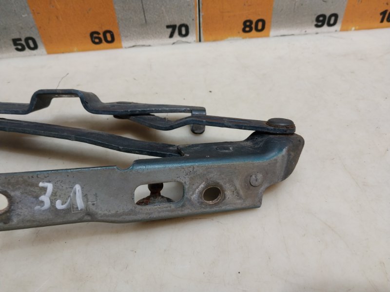 Петля крышки багажника