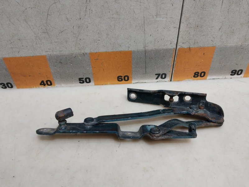 Петля крышки багажника