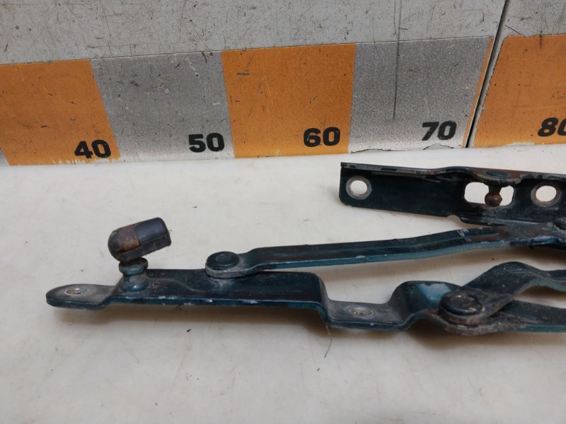 Петля крышки багажника