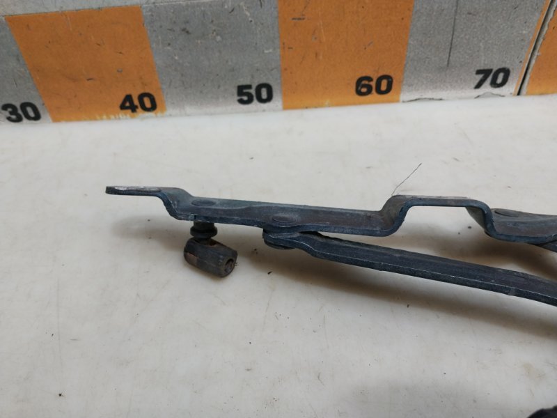 Петля крышки багажника