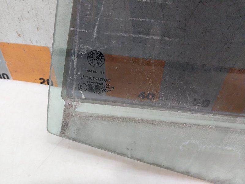 Стекло двери задней левой