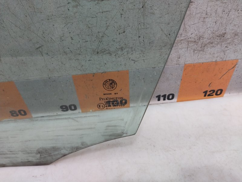 Стекло двери передней левой