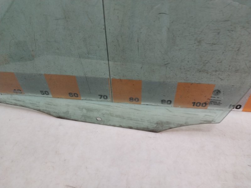 Стекло двери передней левой