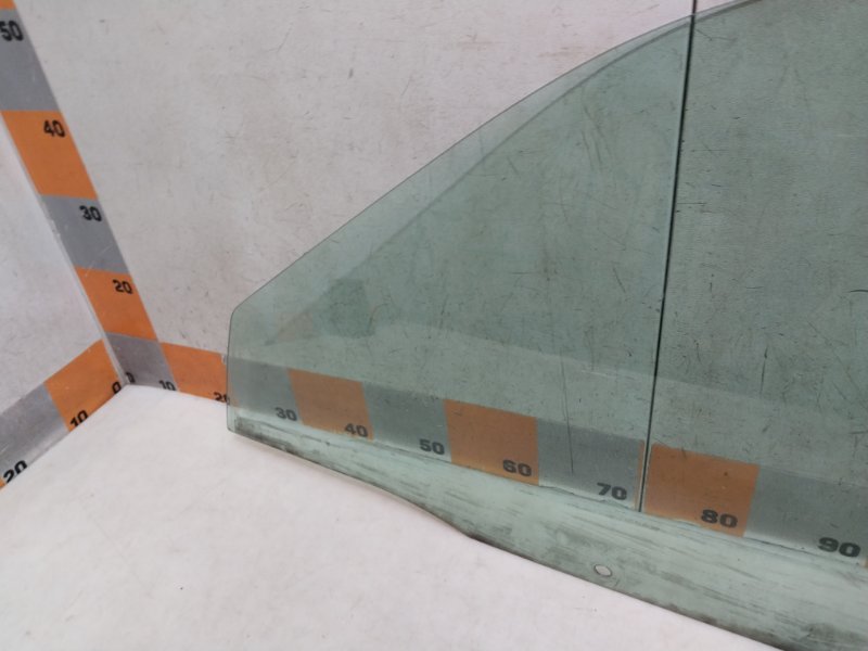 Стекло двери передней левой