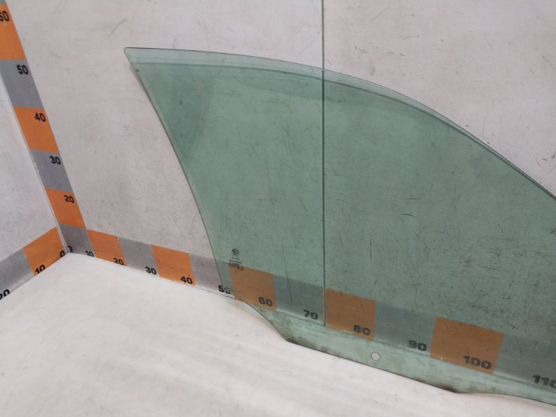 Стекло двери передней левой