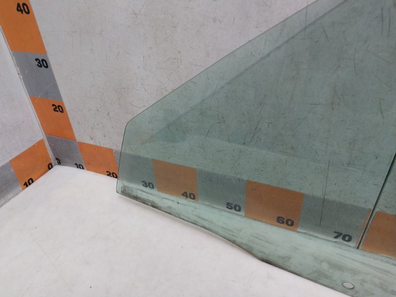 Стекло двери передней левой