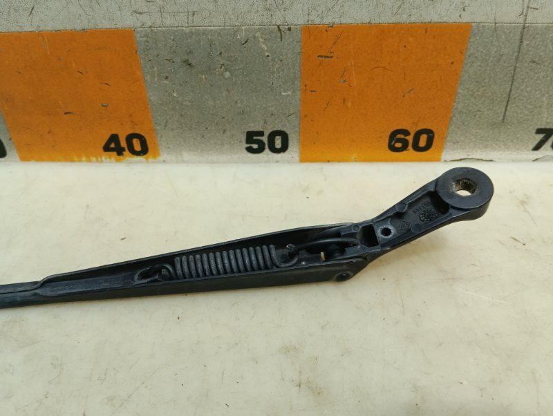 Поводок стеклоочистителя передний левый