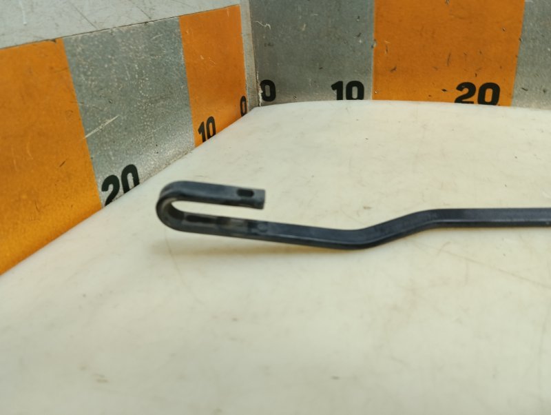 Поводок стеклоочистителя передний левый