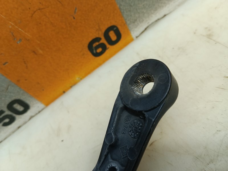 Поводок стеклоочистителя передний левый