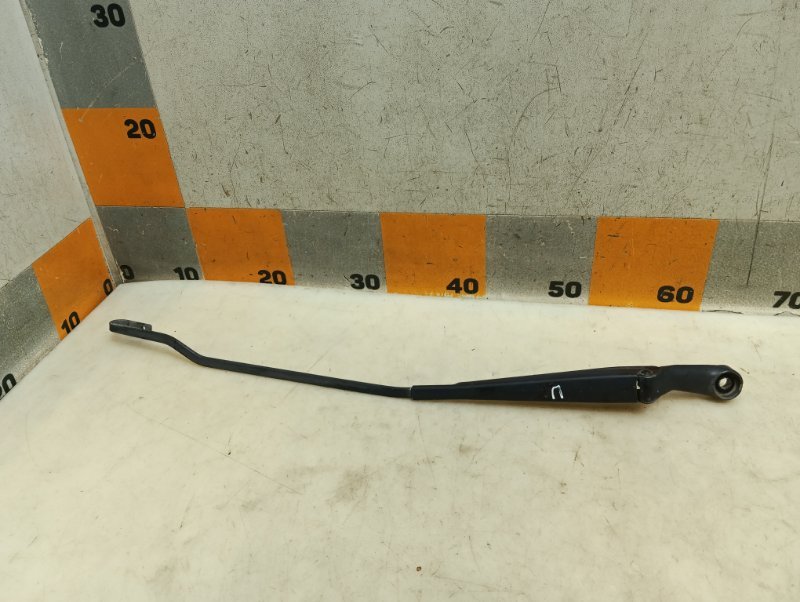 Поводок стеклоочистителя передний левый