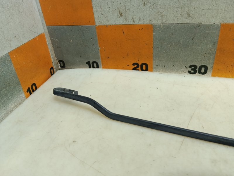 Поводок стеклоочистителя передний левый