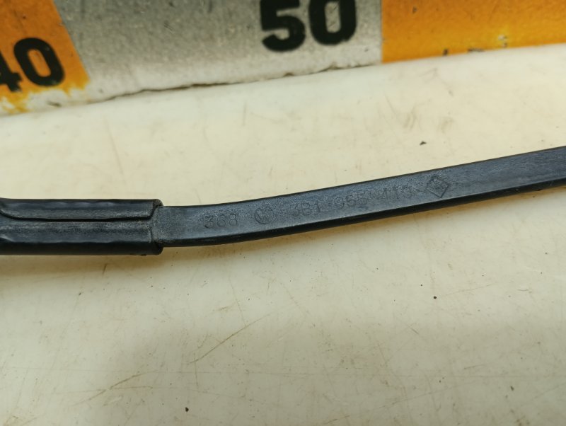 Поводок стеклоочистителя передний левый