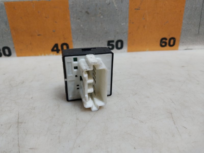 Кнопка регулировки зеркала