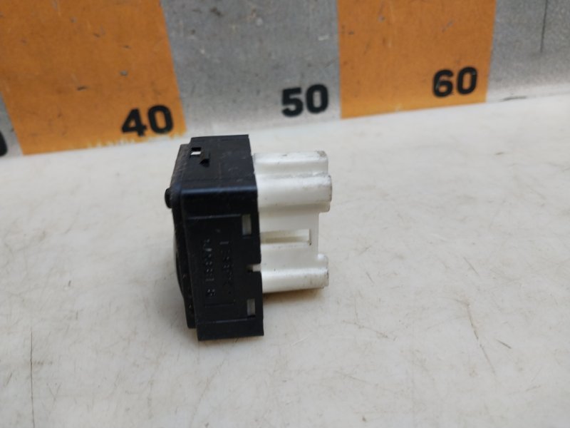 Кнопка регулировки зеркала