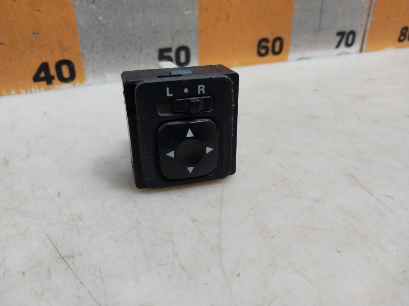 Кнопка регулировки зеркала