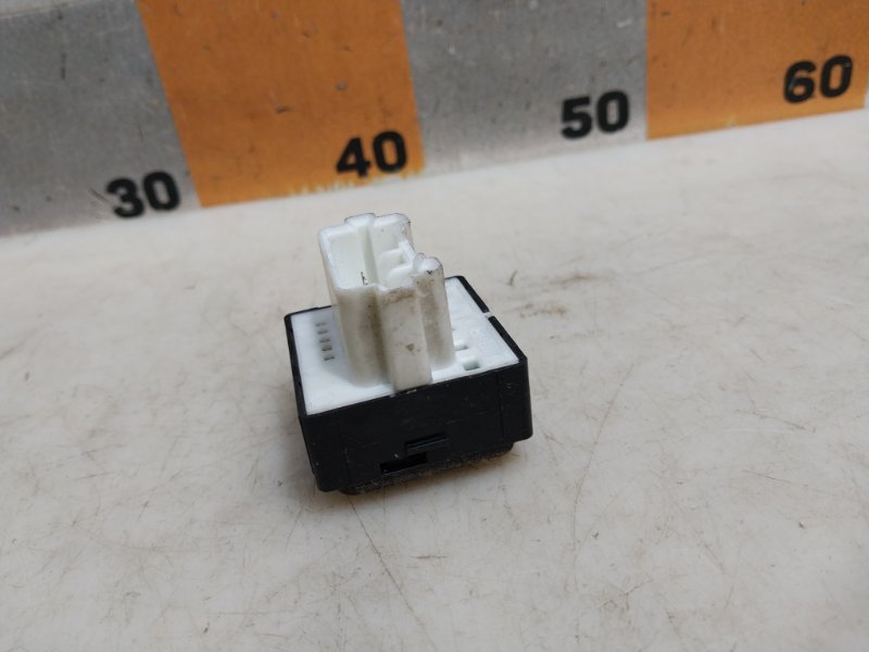 Кнопка регулировки зеркала