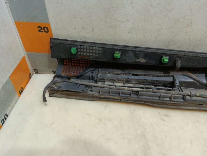 Планка под лобовое стекло