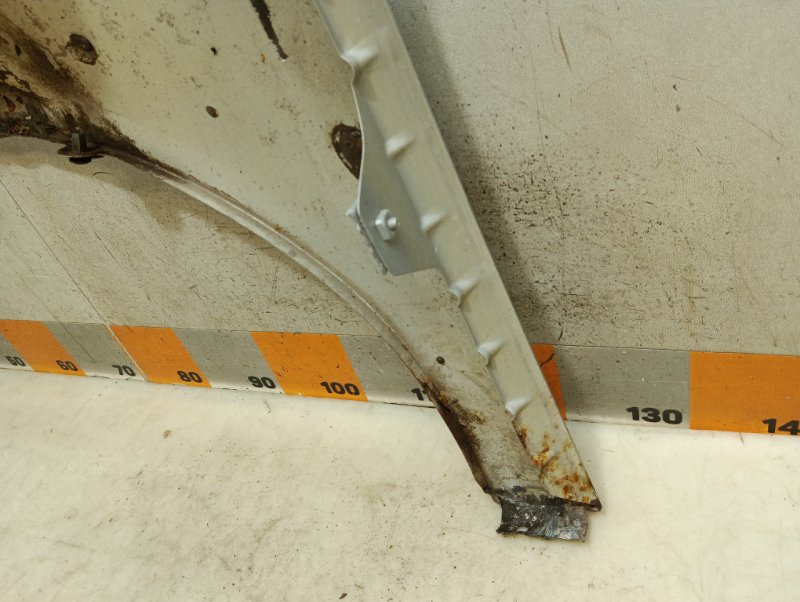 Крыло переднее правое