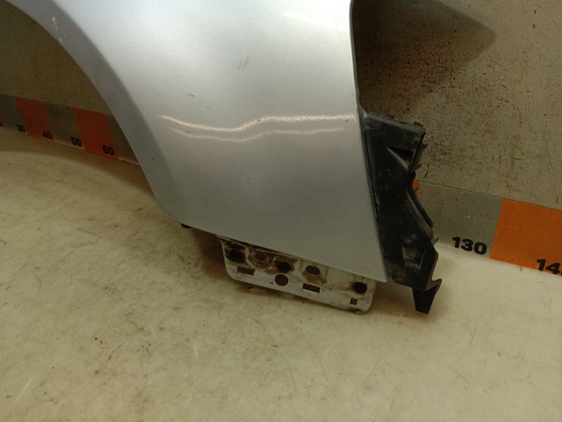 Крыло переднее правое